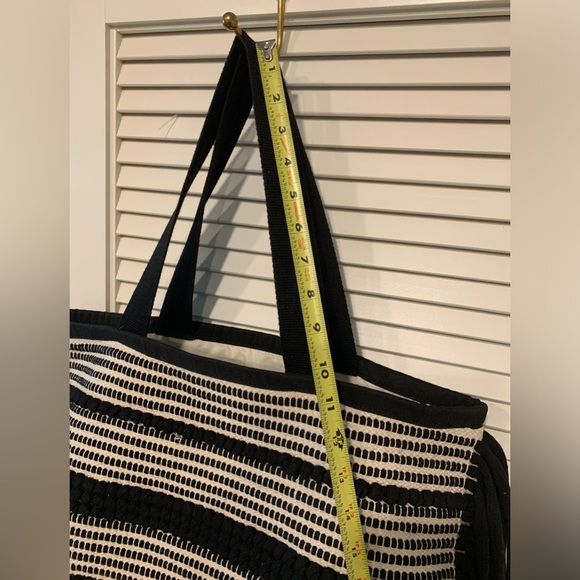 H&M Jacquard Weave Tote - Picture 6 of 6